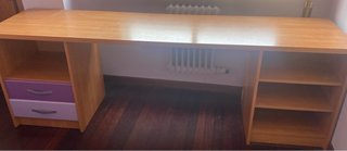 Mesa de estudio madera y cajones morados