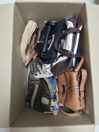 Caja de bolsos variados