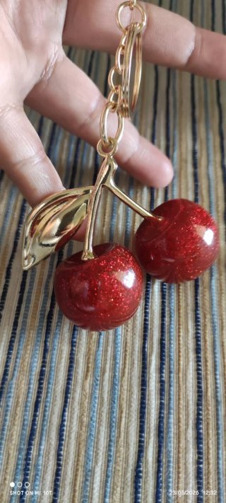 Llavero de cerezas con purpurina