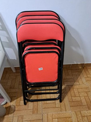 Sillas plegables rojas y negras