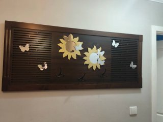 Perchero de madera decorado