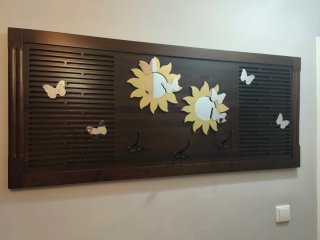 Perchero de madera decorado