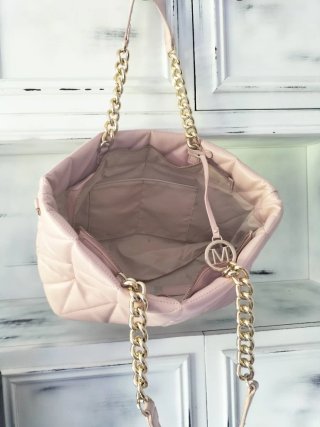 Bolso acolchado rosa con cadena dorada