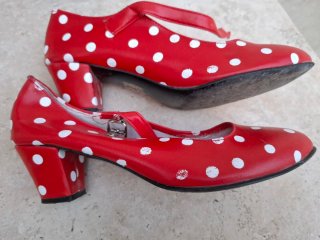 Zapatos flamencos rojos lunares blancos.