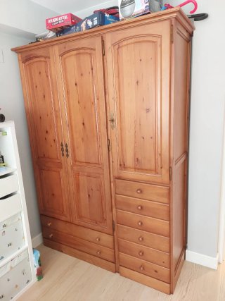 Armario de madera maciza