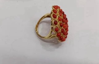 Anillo Dorado con Coral Rojo