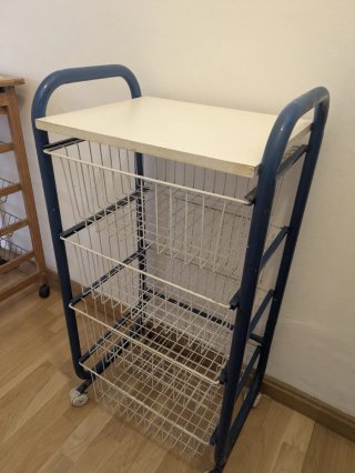 Mueble auxiliar con ruedas
