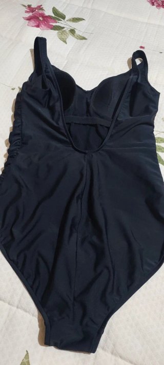 Bañador negro con detalle fruncido, de efecto faja