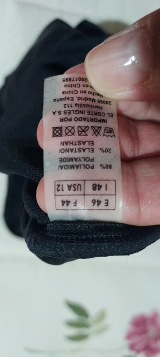 Bañador negro con detalle fruncido, de efecto faja