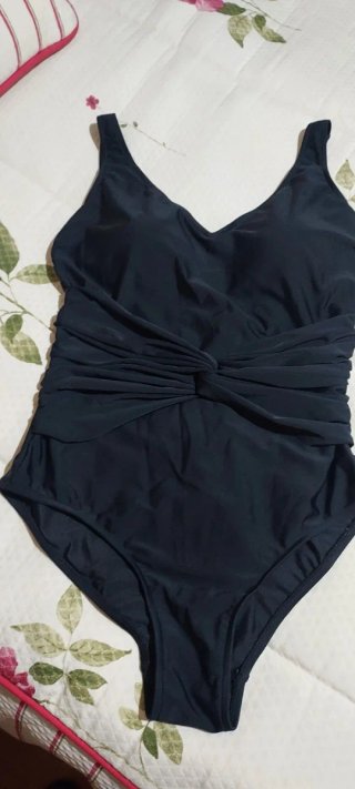 Bañador negro con detalle fruncido, de efecto faja