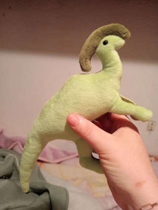 Dinosaurio de peluche hecho a mano