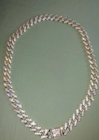 Cadena cubana con un diseño llamativo nueva