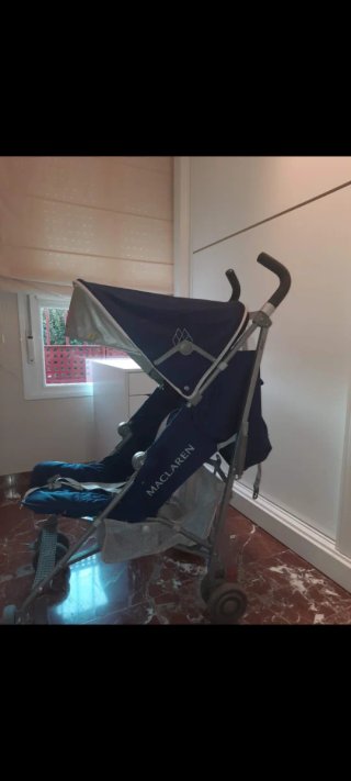 Silla de paseo Maclaren azul marino y capota gris.