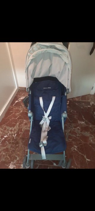 Silla de paseo Maclaren azul marino y capota gris.