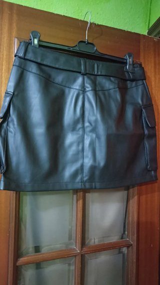 Falda polipiel negra Stradivarius con cinturón