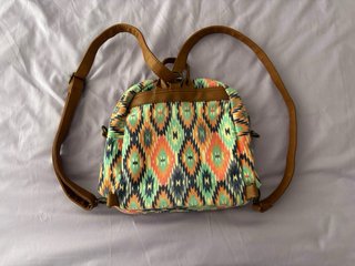 Mochila pequeña con estampado étnico