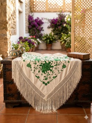 Mantón bordado beige y verde