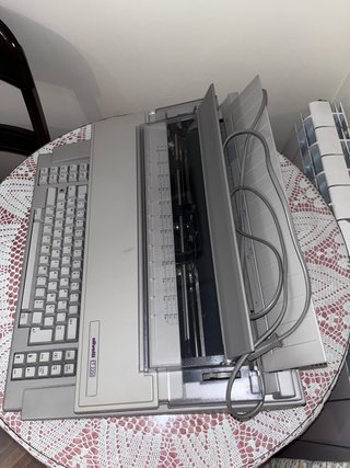 Máquina de escribir electrónica (aprox de los 80)