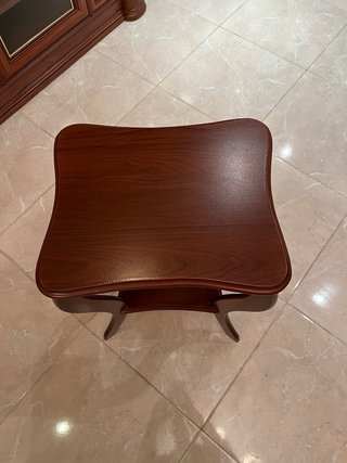 Mesa auxiliar de madera oscura