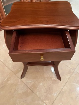Mesa auxiliar de madera oscura