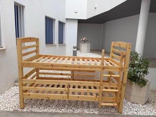 Literas de madera de pino mas dos colchones .