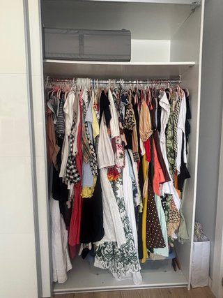 Armadio a porte scorrevoli bianco e grigio