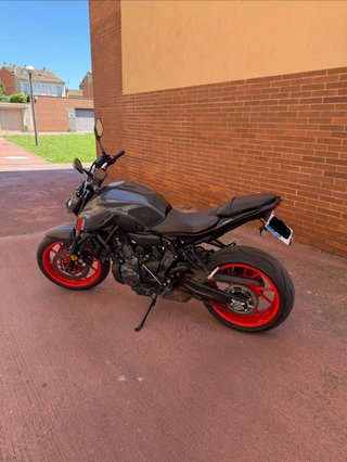 Yamaha MT07 Negra y Roja
