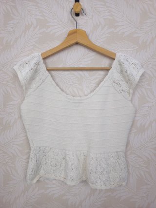Top blanco de punto con volantes