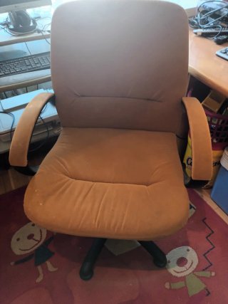 Ordenador P IV con mesa y pantalla
