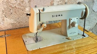 Máquina de coser SIGMA antigua con mueble