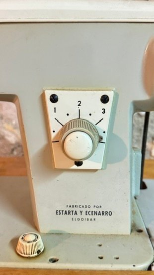 Máquina de coser SIGMA antigua con mueble