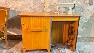 Máquina de coser SIGMA antigua con mueble