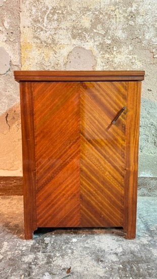 Máquina de coser SIGMA antigua con mueble