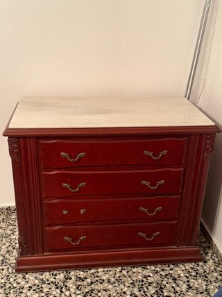 Cómoda de madera con tapa de mármol