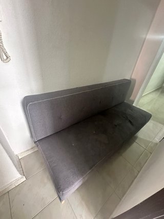 Sofá-cama gris de tela