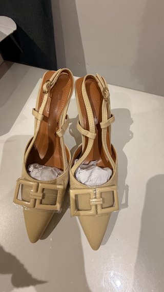 Sandalias beige con hebilla cuadrada