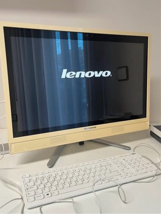 Ordenador Lenovo C560 All-in-One 23” blanco