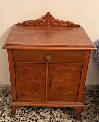 Mesita de noche de madera