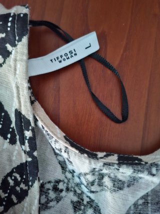 Blusa beige y negra con estampado