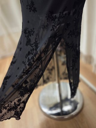 Vestido negro malla transparente floral