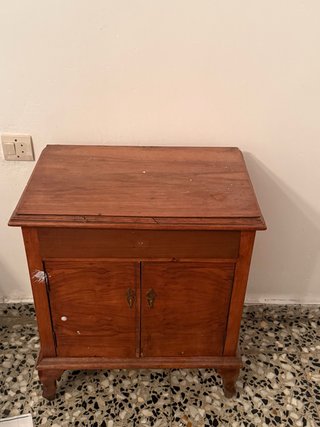 Mesita de noche de madera
