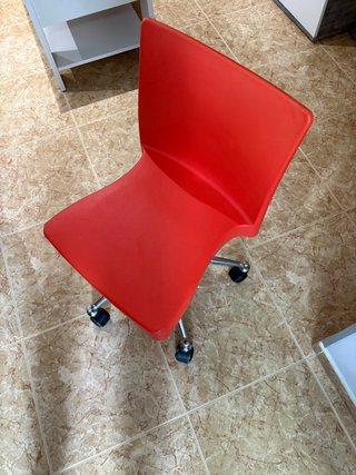 Silla de oficina naranja con base metálica