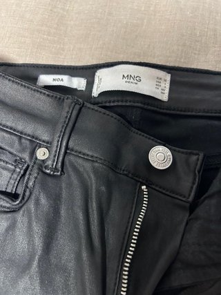Pantalón efecto piel negro