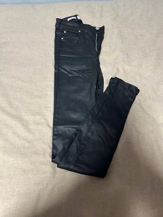 Pantalón efecto piel negro