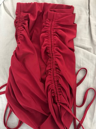 Falda roja con cordones