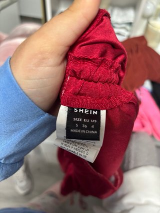 Falda roja con cordones
