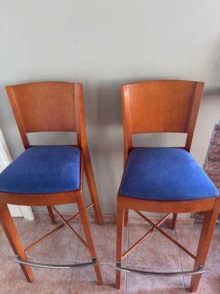 Butacas altas de madera y tela