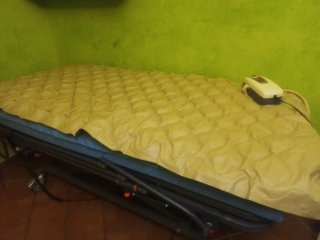 Cama articulada con ruedas.