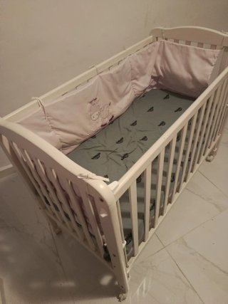 Cuna de madera blanca
