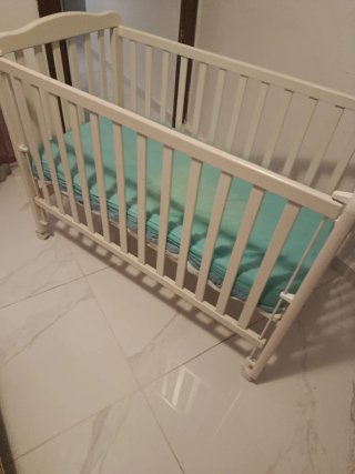 Cuna de madera blanca